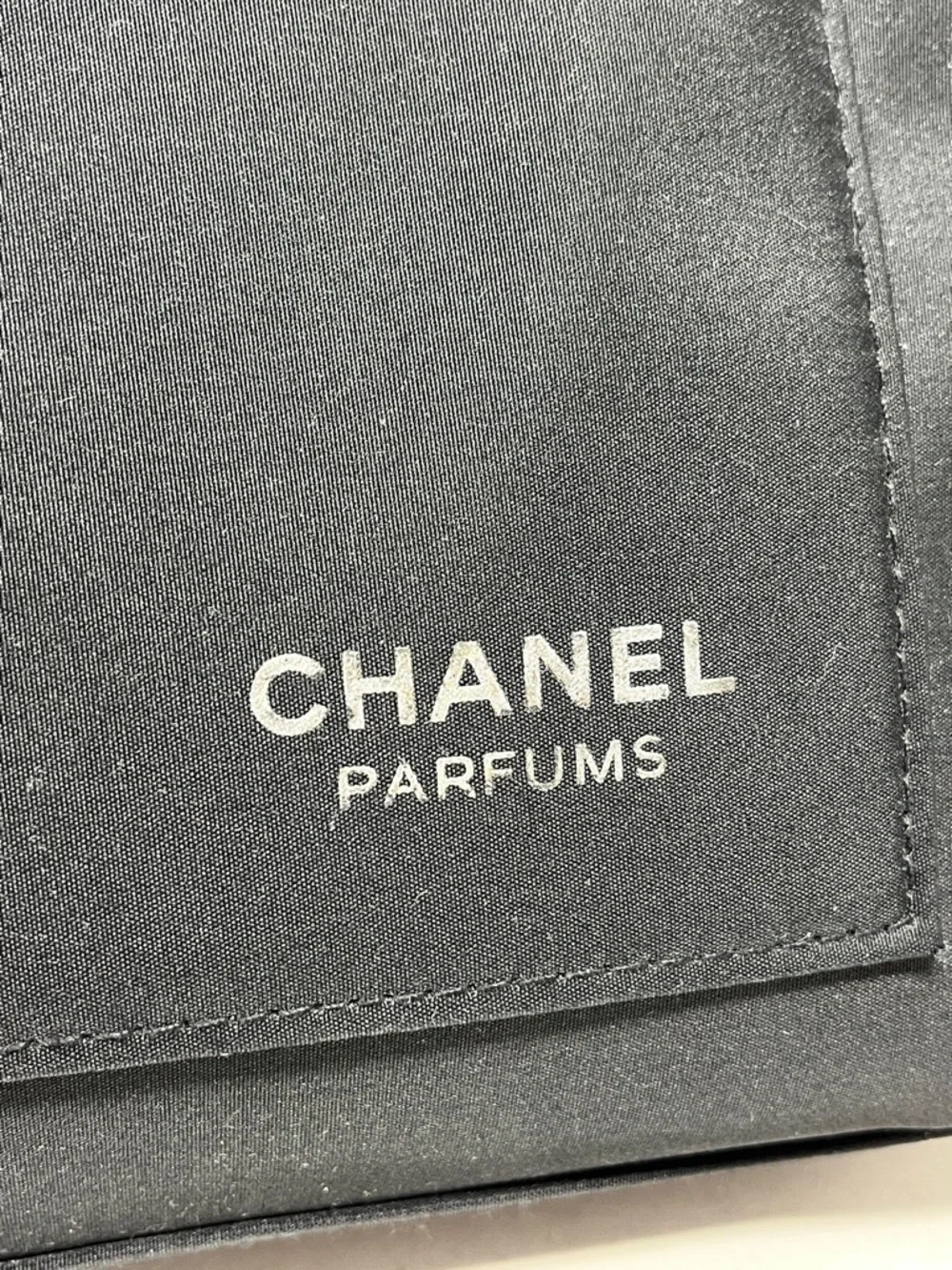 CHANEL PARFUMS ZIPPER COSMETIC POUCH BLACK WITH WHITE TRIM BONUS CRÈME SHOP EYE